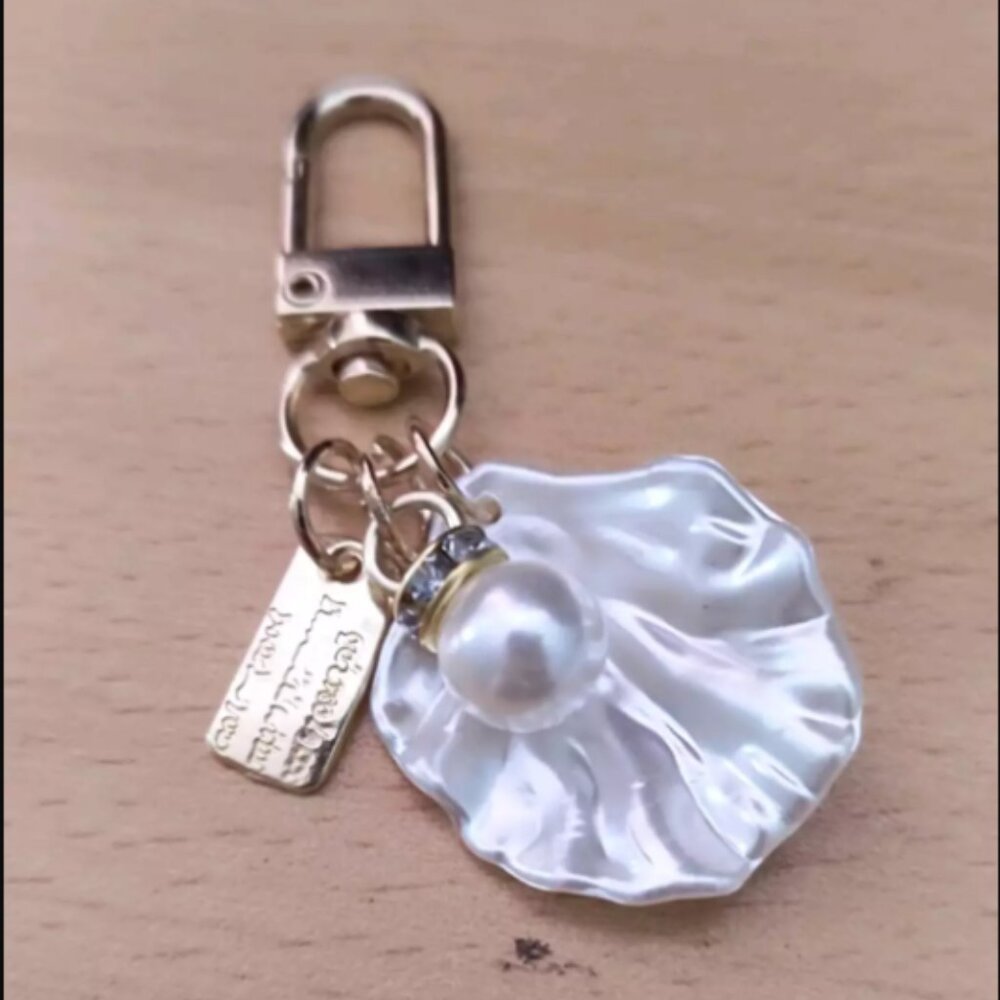 Shell shaped keychain - Picture 3 of 3